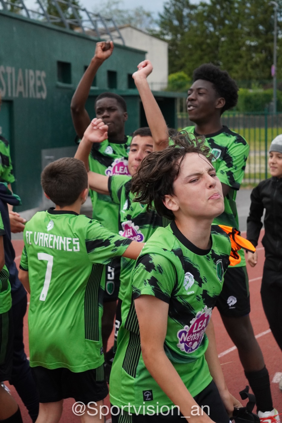 Joueurs du FC Varennes célébrant leur montée